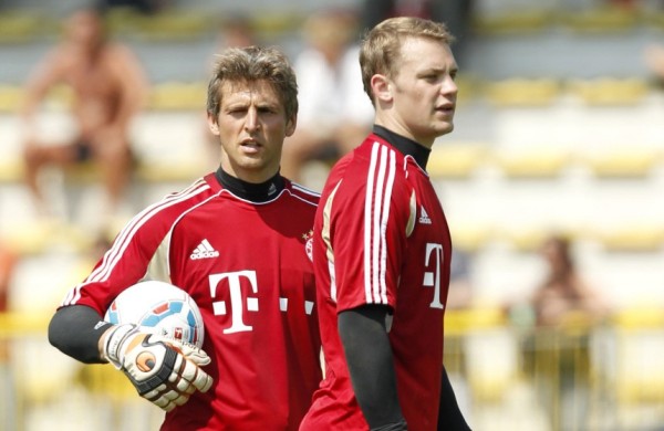 球迷一边盯 球迷一边盯